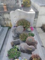 monument gris moucheté avec stèle sur laquelle figurent 2 photos du couple défunt et leur identification en lettres dorées - O.Dufour