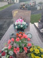 monument rose moucheté gris avec stèle gravée en lettres dorées et fleurs dorée à gauche - O.Dufour