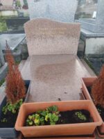 monument rose moucheté gris avec stèle gravée en lettres dorées - O.Dufour
