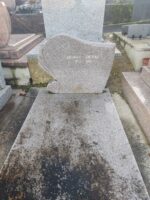 monument gris moucheté avec stèle gravée en lettres blanches - O.Dufour