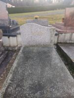 monument gris avec stèle gravée - O.Dufour
