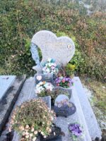 monument gris moucheté avec stèle en forme de coeur sur laquelle figure une photo de la défunte e son identification en lettres dorées - O.Dufour