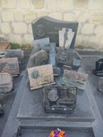 monument gris foncé avec stèle sur laquelle figure, à gauche, une tête de christ, et à droite l'identification familiale - O.Dufour