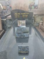 monument gris foncé marbré avec stèle gravée en lettres dorées - O.Dufour