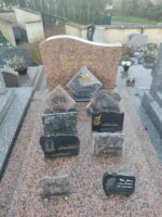 monument rose moucheté gris avec stèle gravée en lettres dorées - O.Dufour