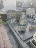 monument gris marbré avec stèle gravée en lettres dorées - O.Dufour