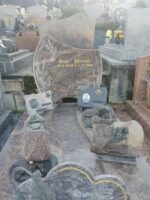 monument gris rosé marbré avec stèle gravée en lettres dorées. une plaque avec photo du défunt est posée sur la pierre tombale - O.Dufour