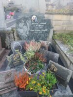 monument gris marbré avec stèle sur laquelle figure une photo du couple défunt au dessus de leur identification en lettres blanches . a gauche bouquet de fleurs blanches - O.Dufour
