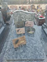 monument gris marbré avec stèle sur laquelle figure l'identification des défunts
