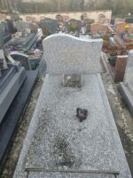 monument gris moucheté avec stèle sur laquelle figure l'identification en lettres dorées - O.Dufour