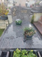 monument gris marbré avec stèle sur laquelle figurent à gauche deux colombes et à droite l'identification en lettres dorées - O.Dufour