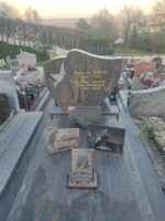 monument marbré gris et bordeaux avec stèle sur laquelle figure à gauche une colombe blanche et à sa droite l'identification des défunts en lettres dorées - O.Dufour