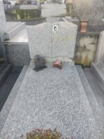 monument gris moucheté avec stèle sur laquelle figure,  à droite, une photo de la défunte et son identification - O.Dufour