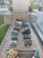 monument moucheté gris et rose avec stèle gravée en lettres dorées - O.Dufour