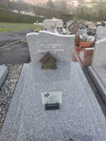 monument gris moucheté blanc avec stèle gravée en lettres blanches - O.Dufour