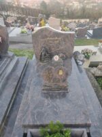 monument gris marbré rose avec stèle gravée en lettres dorées. sur la pierre tombale une plaque avec la photo du défunt et une autre plaque représentant un chasseur avec son chien - O.Dufour