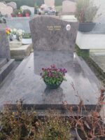 monument gris marbré avec stèle sur laquelle figure une photo du défunt ainsi que sont identification en lettres dorées - O.Dufour