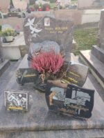 monument gris marbré avec stèle sur laquelle figurent à gauche 2 colombes et à la droite une photo du défunt et son identification en lettres dorées - O.Dufour