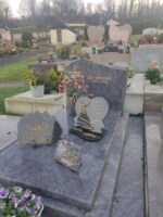monument gris marbré avec stèle gravée en lettres dorées, à droite d'une croix dorée - O.Dufour