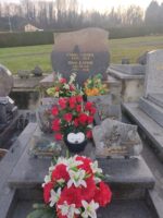 monument gris foncé avec grande stèle, arrondie sur les côtés, sur laquelle est inscrite l'identification du couple défunt - O.Dufour