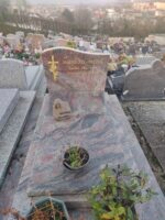 monument gris et bordeaux marbré avec stèle sur laquelle figure une croix avec une fleur dorée, à gauche de l'identification en lettres dorées - O.Dufour