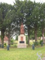 La statue de Jeanne D'Arc offerte à la commune par le Comte Le Gonidec de Penlan en 1922 - Contributeur : Natty