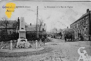 Le monument et la rue de l'église en 1906 - Contributeur : Jean Claude Menu