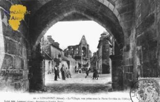 Le village, vue prise sous la porte fortifiée de l'Abbaye. - Contributeur : Guy Gilkin