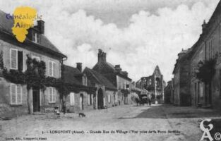 Grande rue du village, vue prise de la porte fortifiée. - Contributeur : Guy Gilkin