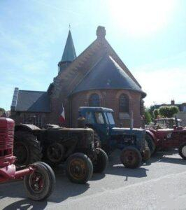 L'église et une expo de vieux tracteurs - Photo : Thérèse Martin