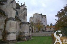 Le donjon - Avec Houdan et Etampes, l'une des rares structures aux formes très arrondies du XIIe siècle. Sa structure est obtenue grâce à quatre cylindres accolés.  Classé Monument Historique en 1929.   